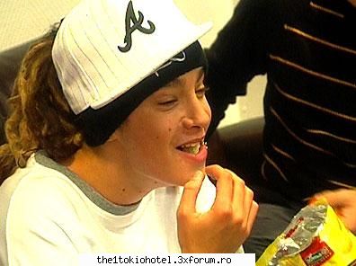 pIcS cu Tom... - si aici e super sweet knd mananca chips-uri!!! - Tom
