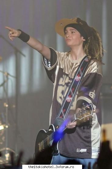 tom...ji ..noul look:) - ii sta bine oricum!!doar e tom kaulitz...my - Tom